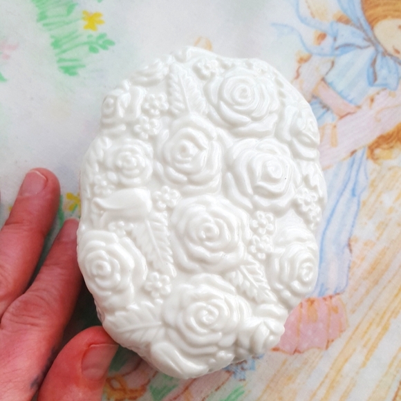 🌙VTG LENOX Oval Porcelain Roses 24k Gold Trim Trinket Box - Picture 2 of 12